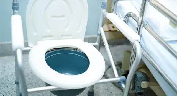 Czy krzesło toaletowe jest refundowane przez NFZ? Sprawdź, co musisz wiedzieć