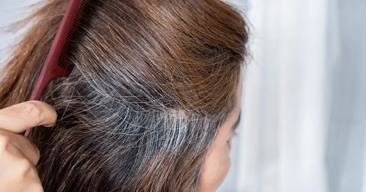 Jak zapobiec siwieniu włosów? Skuteczne metody i porady eksperta