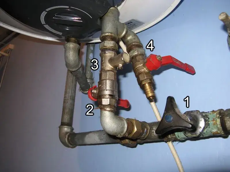 Dlaczego jest słabe ciśnienie ciepłej wody z bojlera? Oto przyczyny i rozwiązania