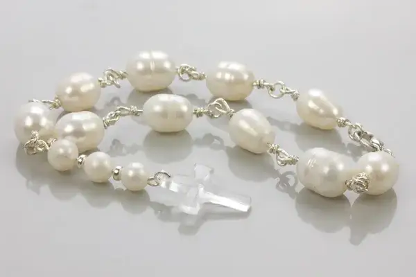 Ile korali ma różaniec? Odkryj różnice w liczbie koralików