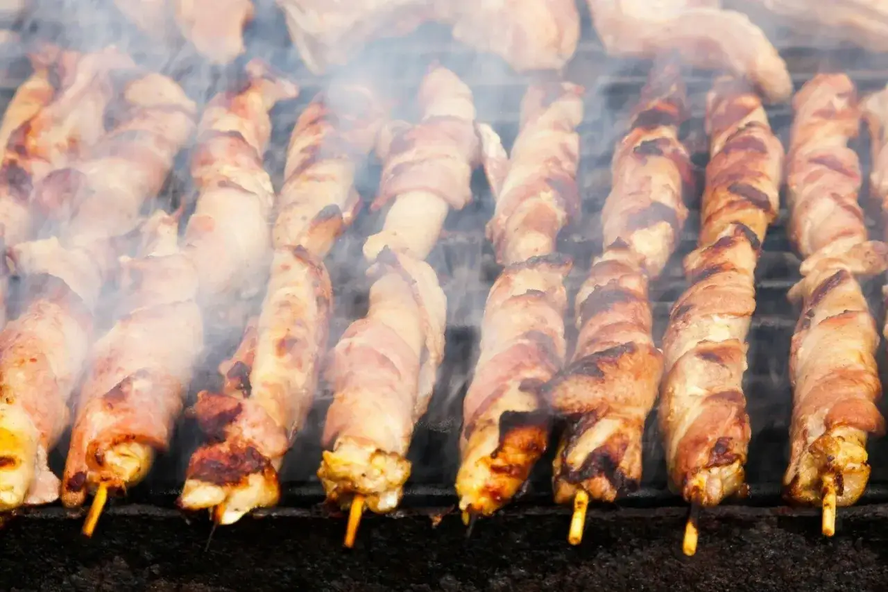 Jak przyprawić boczek na grilla, aby był soczysty i pełen smaku