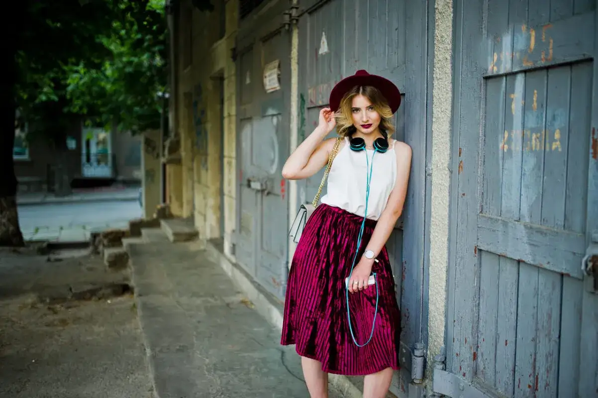 Stylizacje z amarantowymi spodniami, które zachwycą na każdą okazję