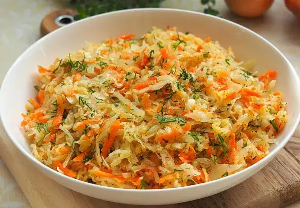 Surówka z kiszonej kapusty - idealne dania, które ją uzupełnią