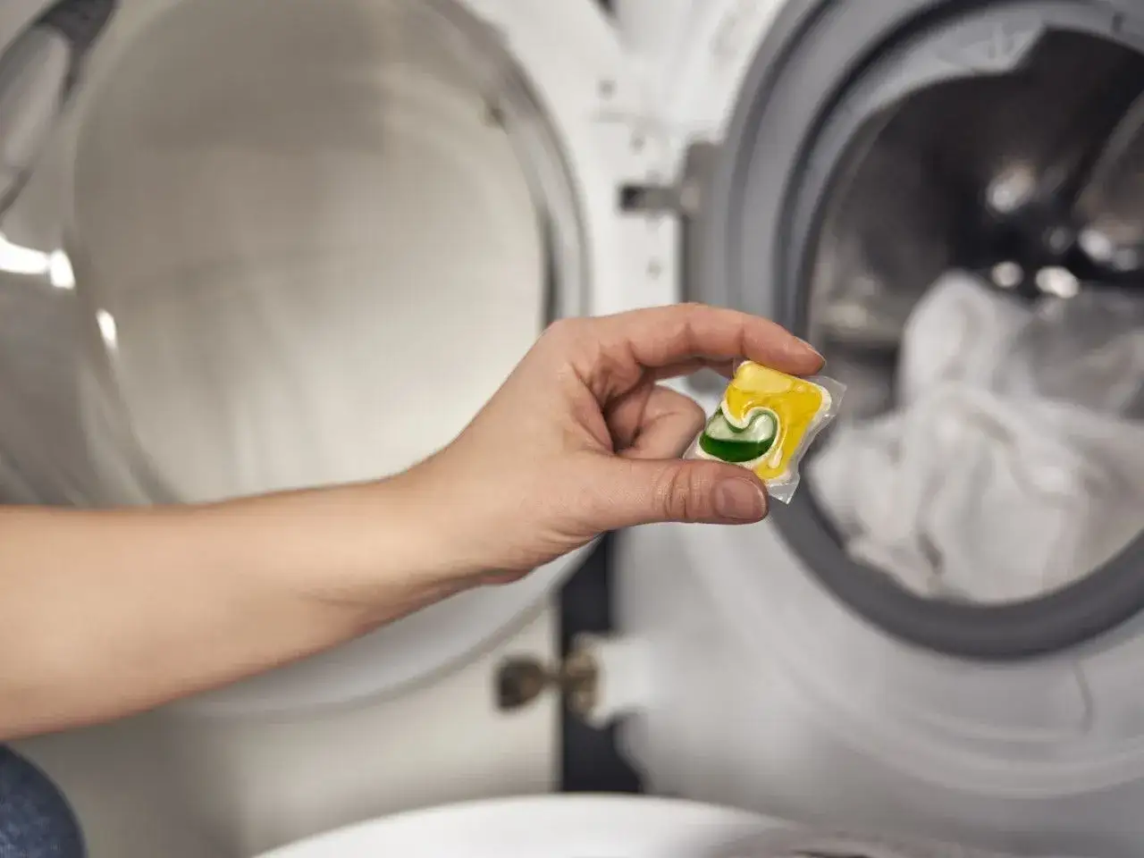 Kapsułki do prania: Ranking, opinie z forów i triki. Które wybrać?
