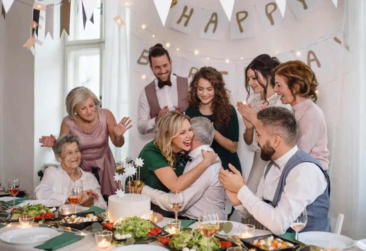 Co na stół urodzinowy: 15 pomysłów na menu i dekoracje