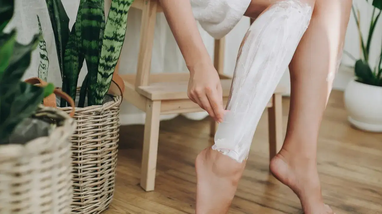 Męskie golenie nóg: Po co, jak i co na to kobiety?