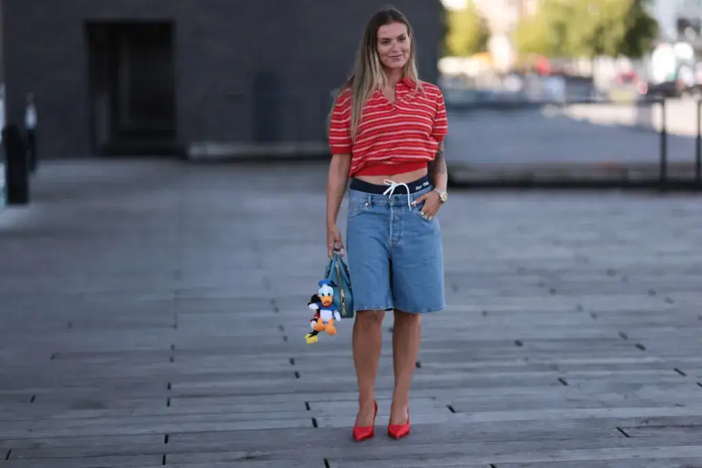 Spodnie cropped co to znaczy i jak je stylizować w modzie