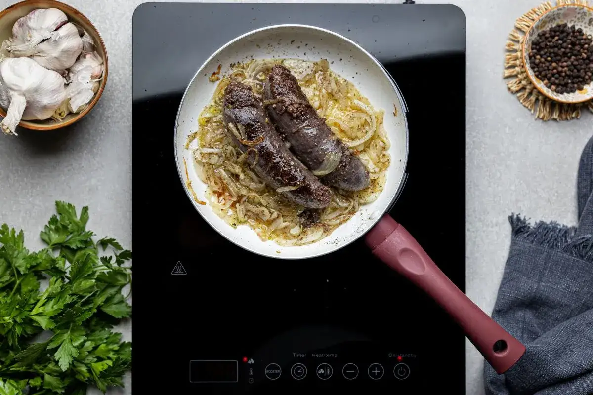 Jak usmażyć kaszankę na patelni, aby była idealnie chrupiąca?