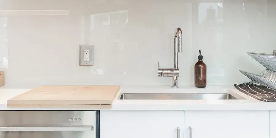 Szyba czy płytki w kuchni – poznaj wady i zalety obu rozwiązań