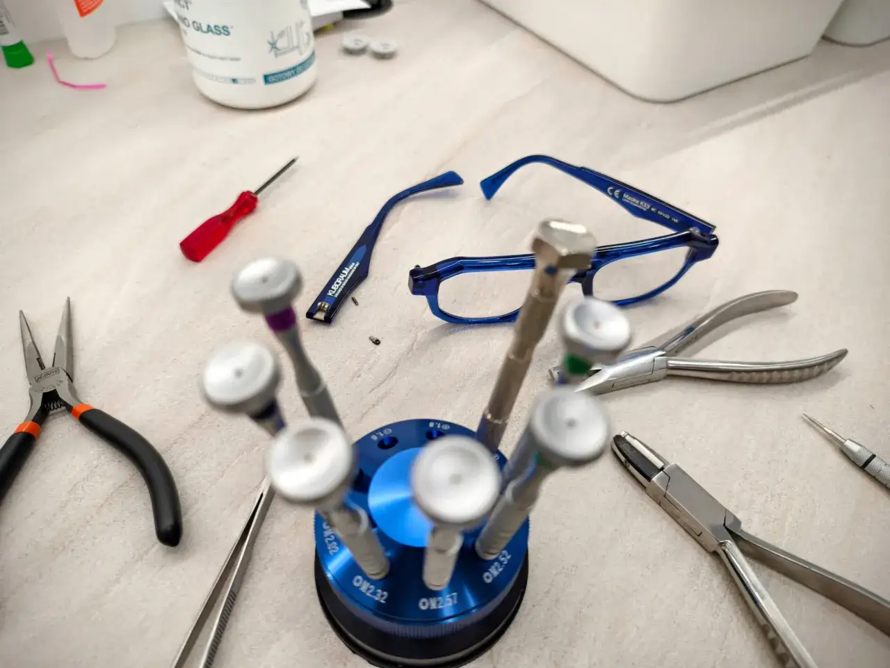 Ile kosztuje naprawa oprawek okularów? Sprawdź ceny i usługi