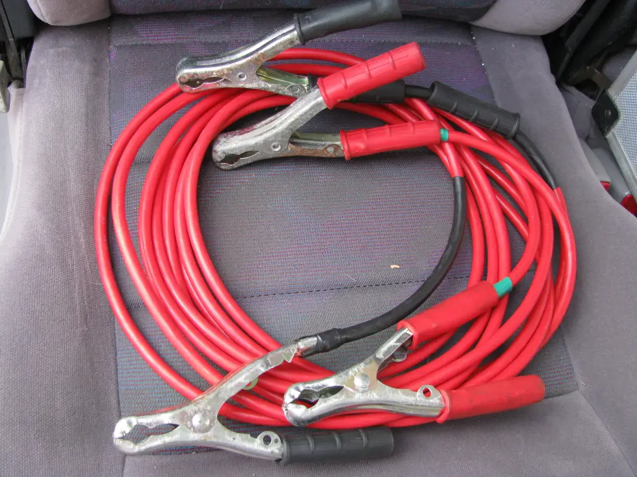 Odpalanie ciężarówki z kabli 24V: Bezpiecznie i precyzyjnie.