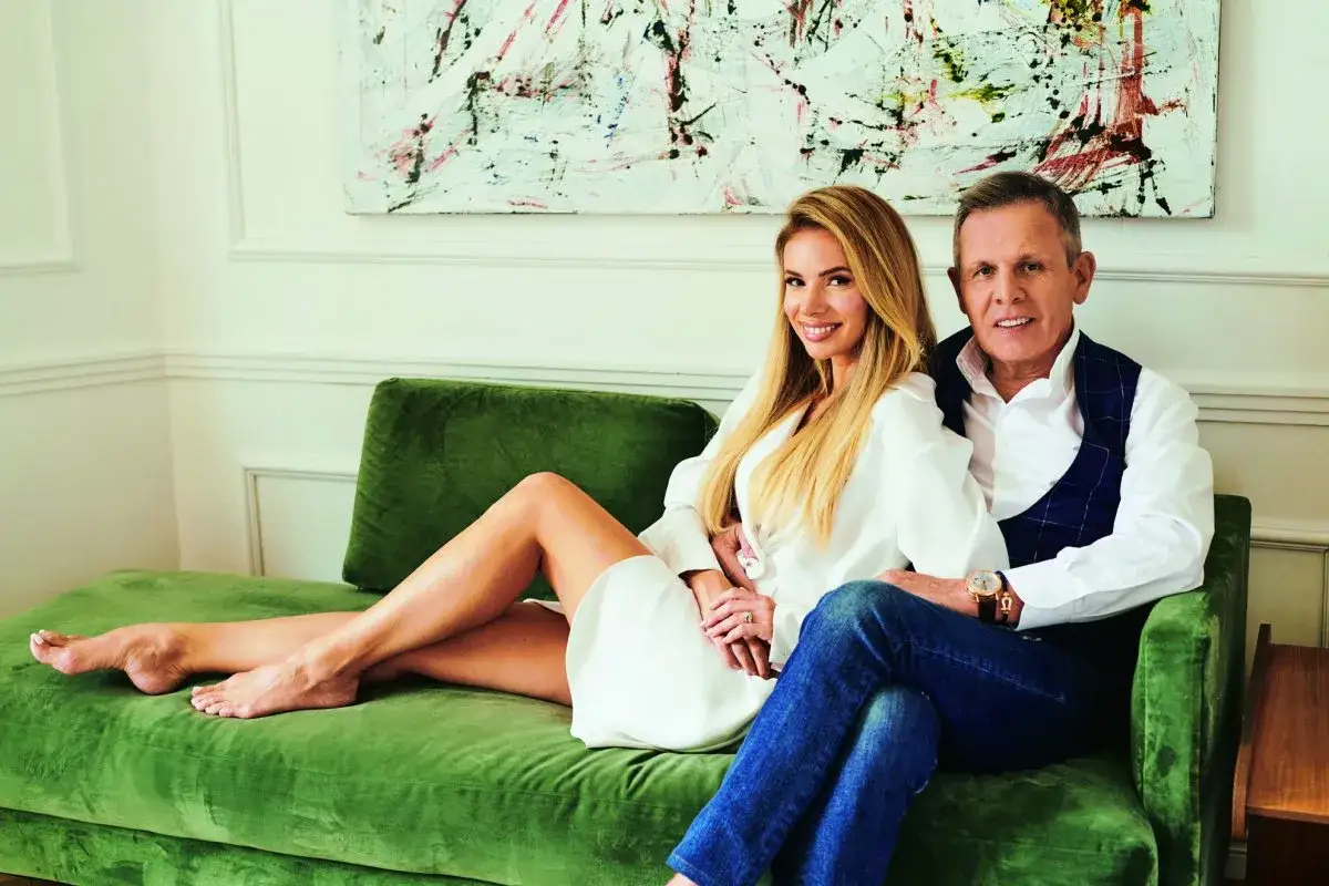 Izabela Janachowska-Jabłońska i jej mąż relaksują się na zielonej kanapie.