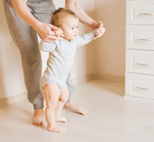 Kiedy dziecko wstaje? Odkryj, jak wspierać ten ważny etap rozwoju