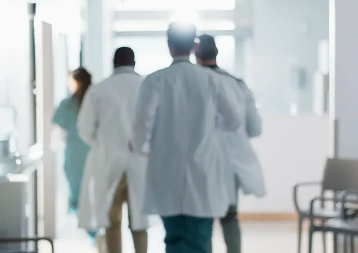 Ile zarabia lekarz na dyżurze? Stawki, kontrakty i co wpływa