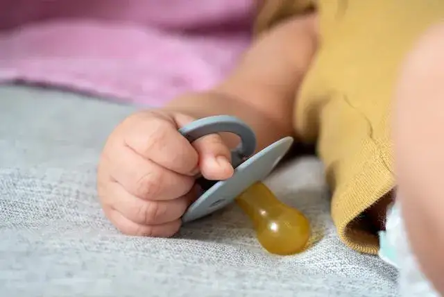 Smoczek fizjologiczny czy anatomiczny – który wybór jest lepszy dla dziecka?