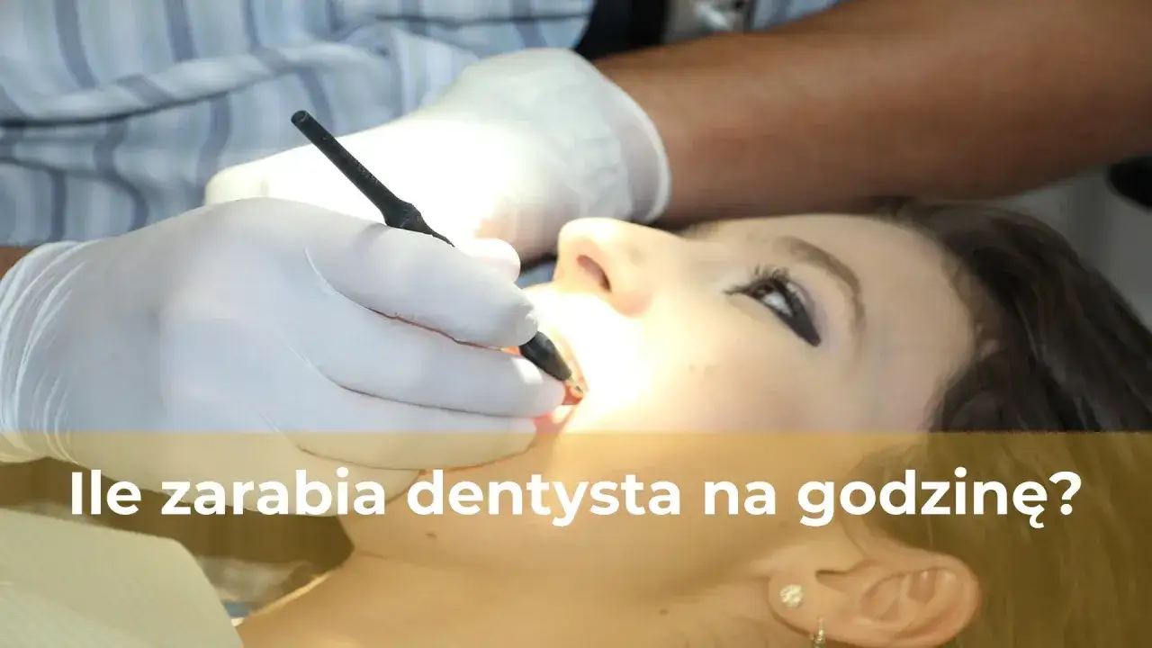 Dentysta w białej rękawiczce wykonuje zabieg na zębach pacjentki.