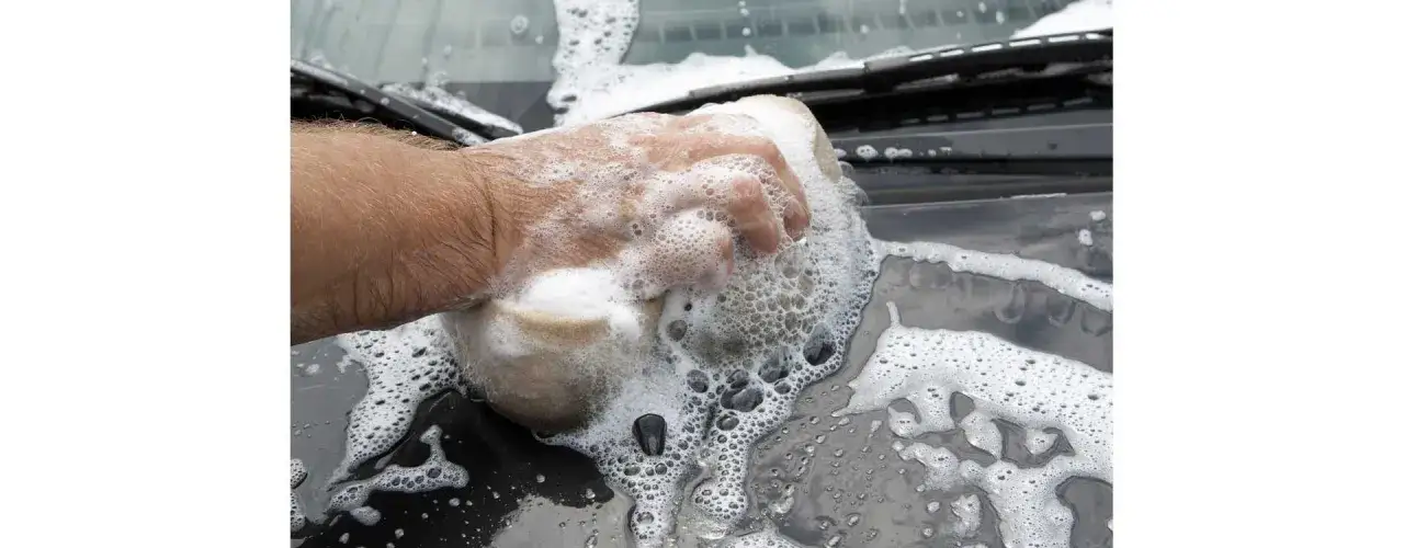 Jak woskować samochód na myjni? Poradnik dla trwałego blasku