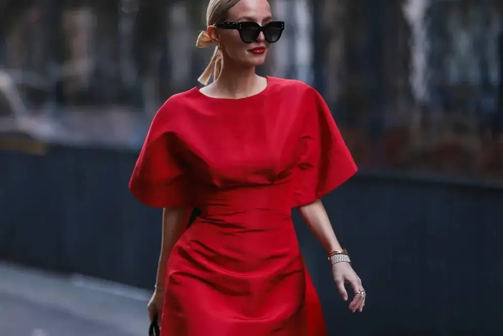 Jakie dodatki do czerwonej sukni, aby uniknąć modowych wpadek?