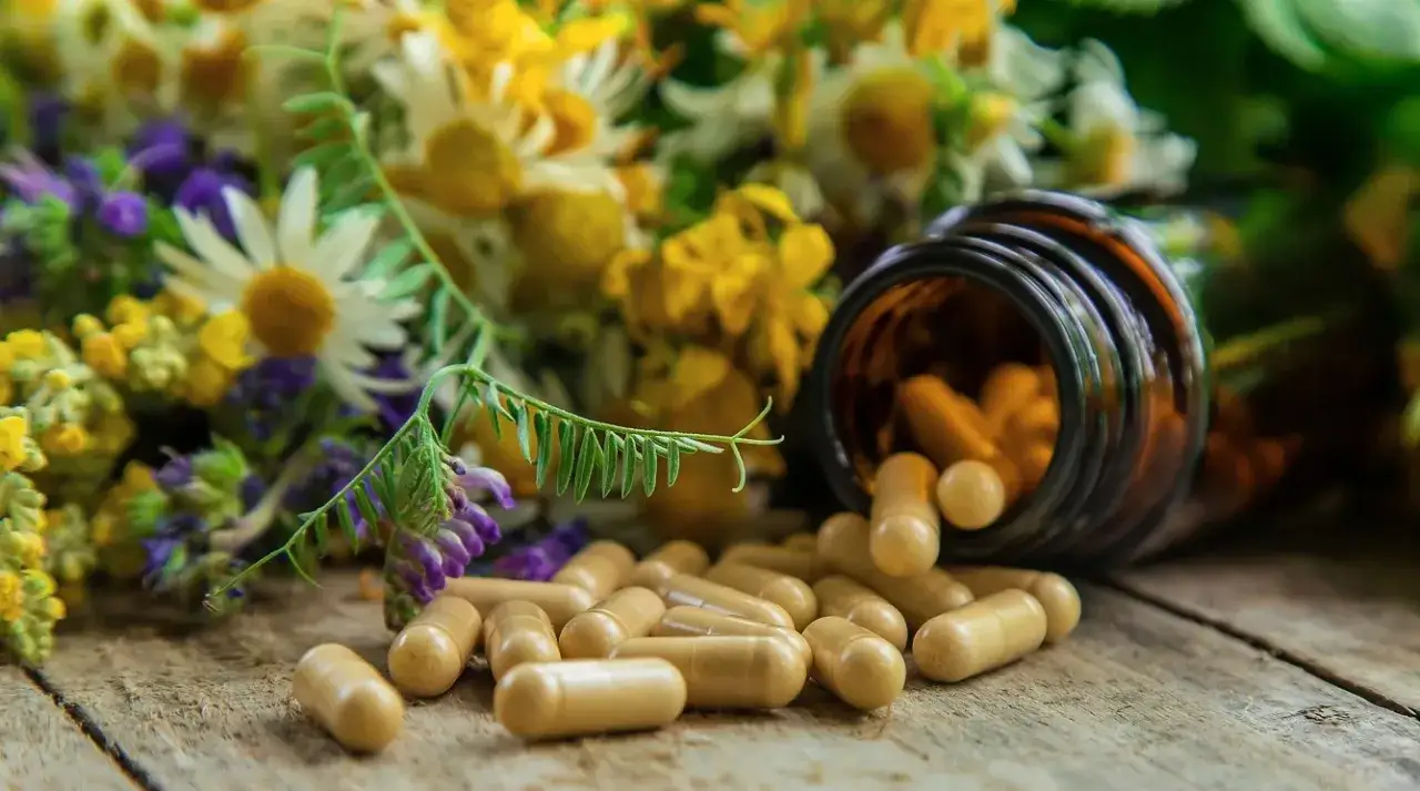 Czy warto brać suplementy? Odkryj korzyści i zagrożenia dla zdrowia