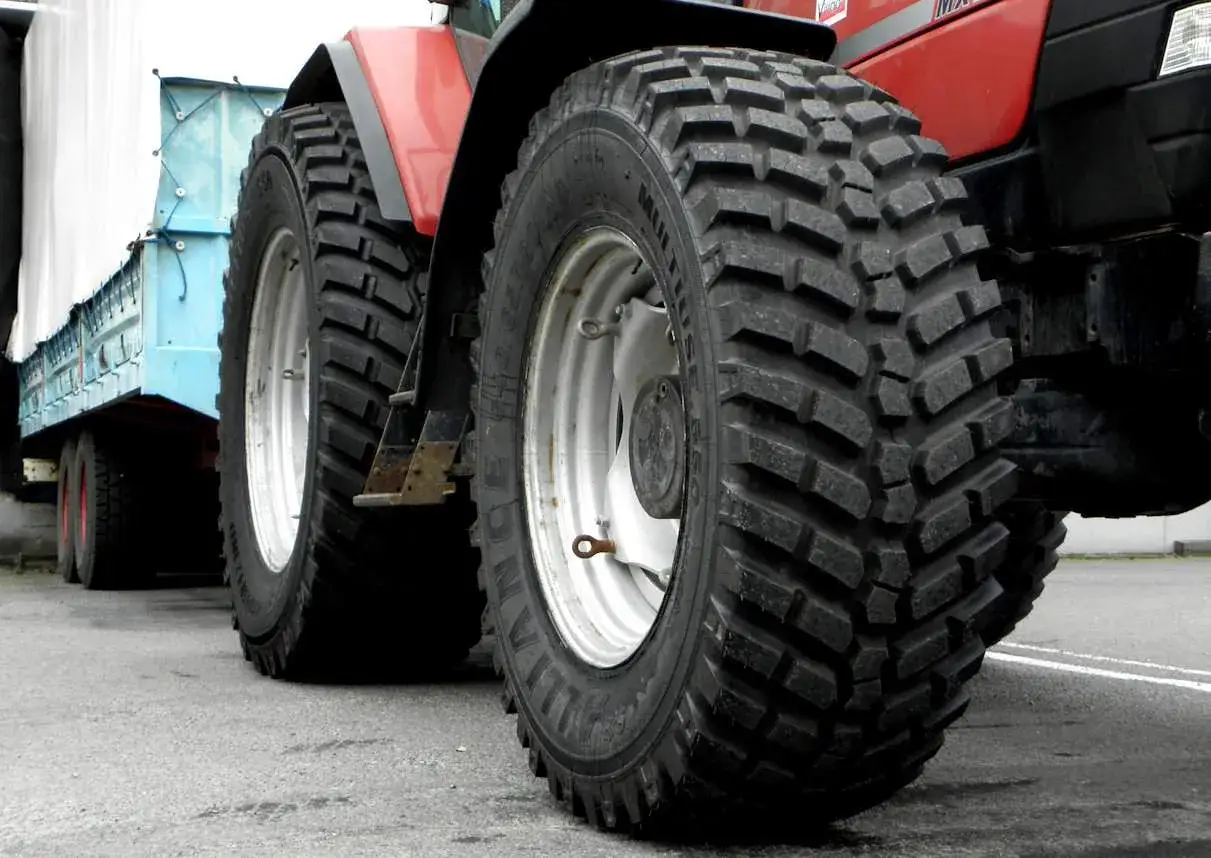 Opony do ciągnika: radialne czy diagonalne? Decyzja dla plonów.