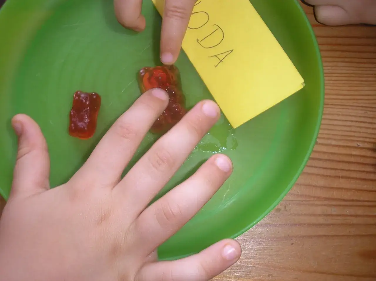 Proste eksperymenty z żelkami: nauka i zabawa dla dzieci