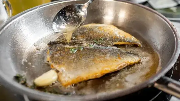Jak smażyć rybę, aby była chrupiąca i soczysta – sprawdzone metody