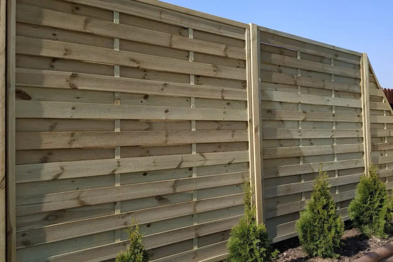 Stabilny płot lamelowy? Wybierz i zamontuj kotwy jak ekspert!