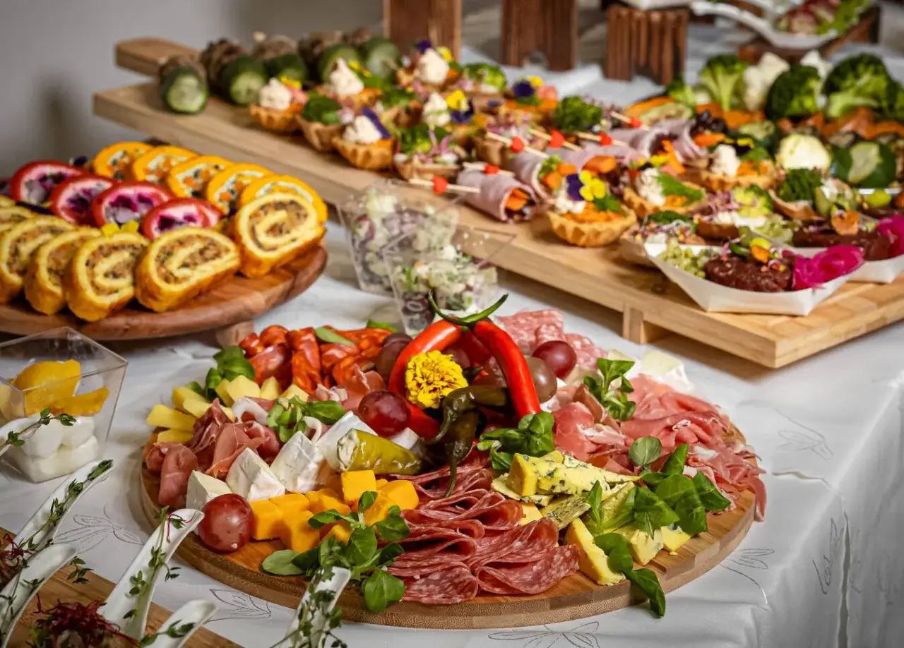 Pyszne przekąski na desce serów i wędlin, roladki, tartaletki i warzywa. Wiesz co jesz catering Łódź to gwarancja jakości.