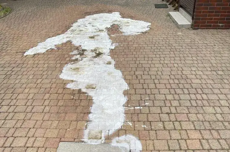 Skuteczne sposoby na zmycie tłuszczu z kostki brukowej bez wysiłku