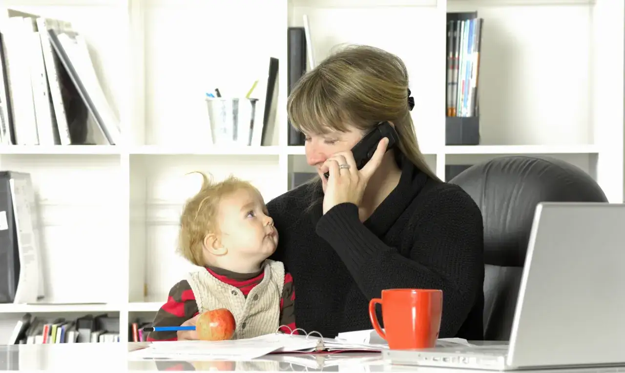 Co z urlopem wychowawczym po likwidacji firmy? Sprawdź swoje prawa