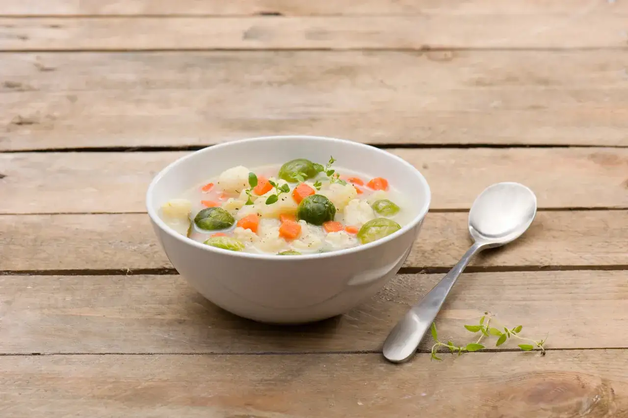 Szybka zupa jarzynowa z mrożonki – łatwy przepis na zdrowy posiłek