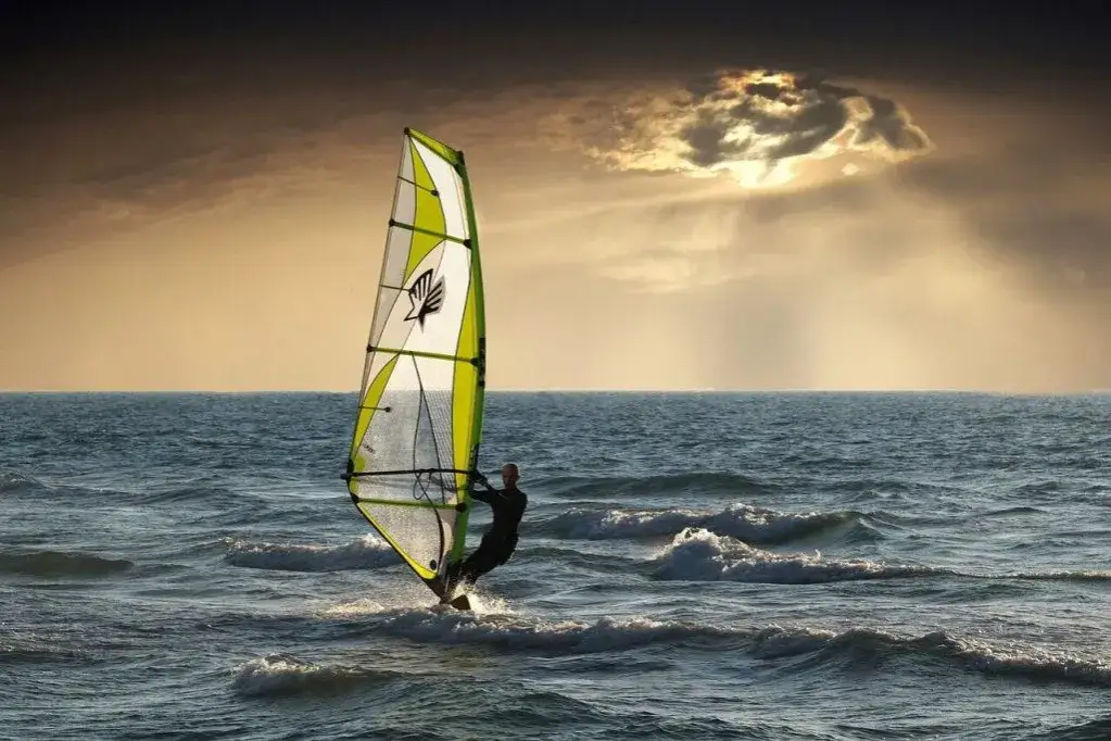 Czy windsurfing jest trudny? Odkryj, co sprawia trudności początkującym