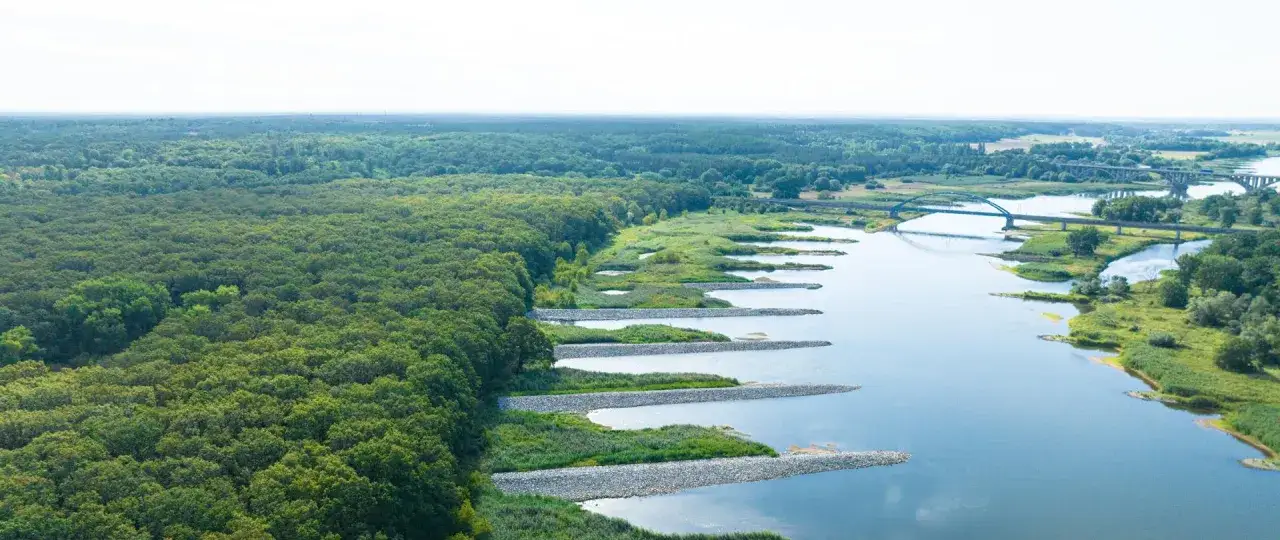 Jaka rzeka płynie przez Szczecin? Odkryj znaczenie Odry i jej ramion