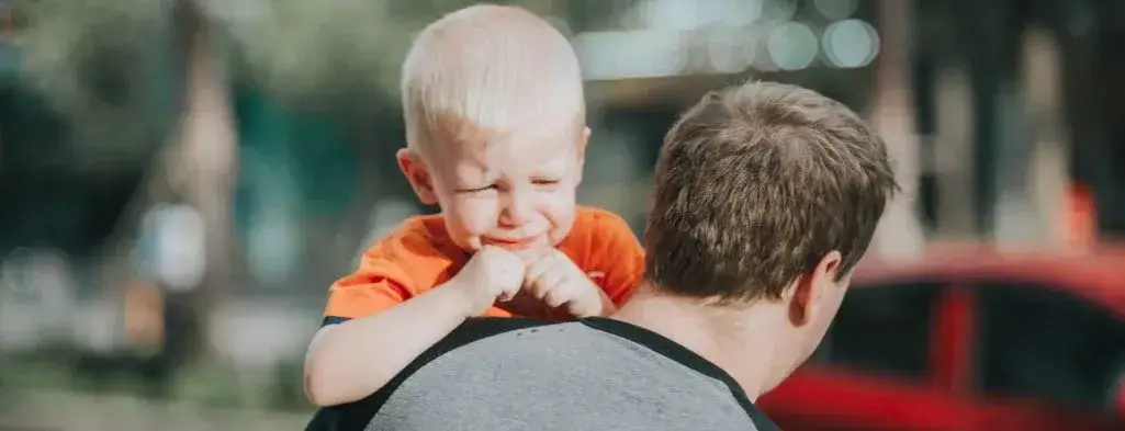 Dlaczego dziecko błaznuje? Zrozumienie jego emocji i potrzeb