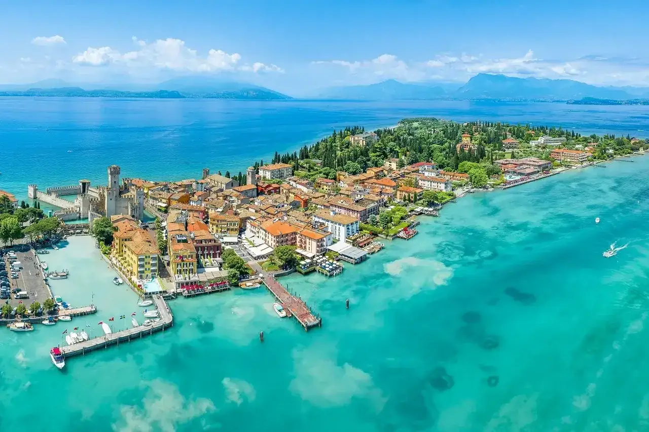 Malownicze miasteczko we Włoszech nad turkusowym jeziorem, idealne miejsce, gdzie do Włoch nad morze? To Sirmione!