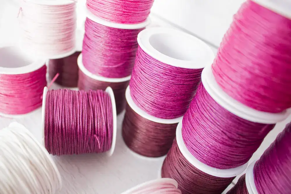 Jaki sznurek na bransoletki? Wybierz najlepszy materiał na biżuterię