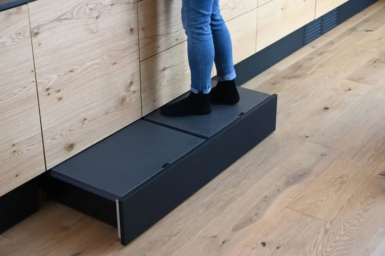 O ile cofnąć cokół w szafkach kuchennych dla maksymalnej wygody