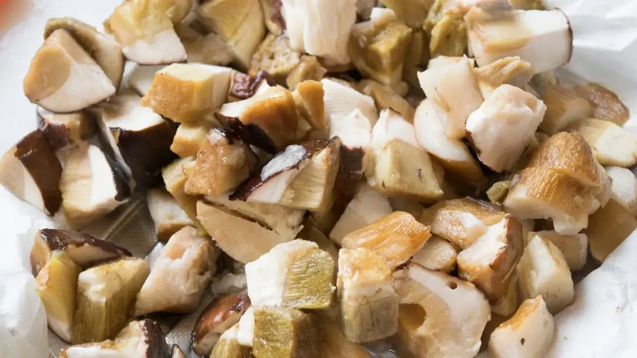 Pokrojone grzyby gotowe do zamrożenia. To świetny sposób, jak mrozić grzyby, by cieszyć się ich smakiem przez cały rok.