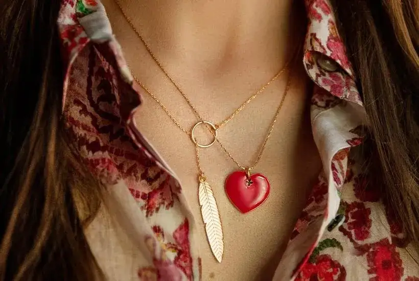 Jak dobrać idealny naszyjnik do dekoltu w serek? Porady i inspiracje