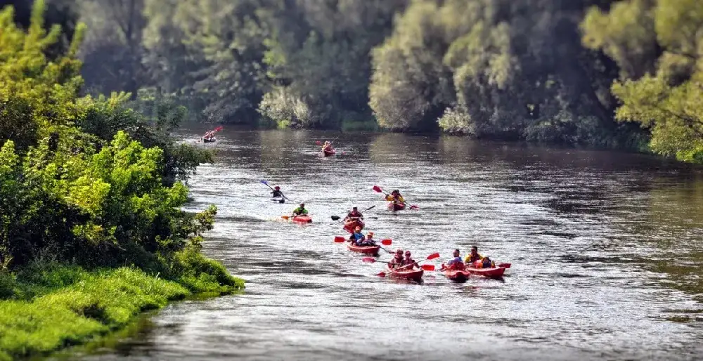 Najlepsze miejsca na kajaki na Mazowszu – trasy, wypożyczalnie i porady