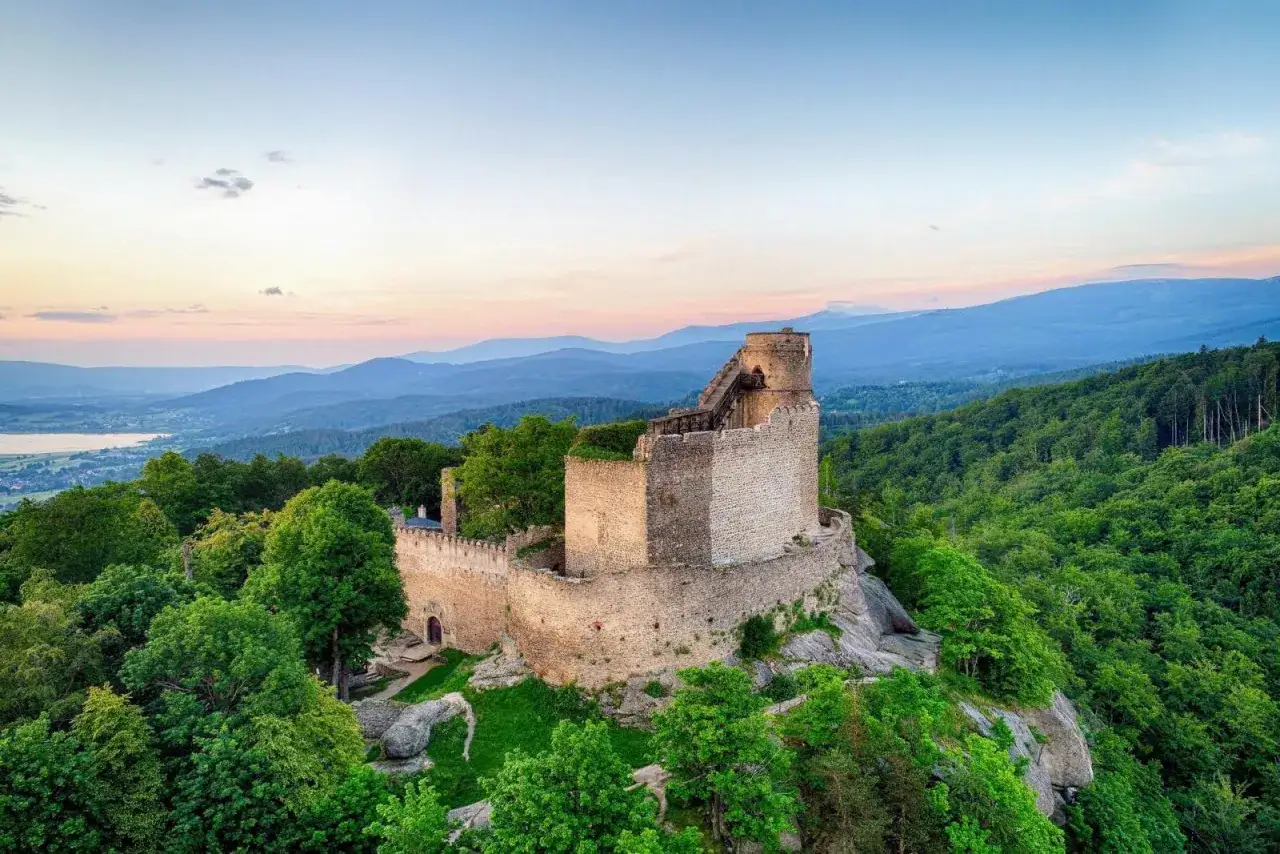 Daleko od miasta na Dolnym Śląsku: Spokojne miejsca i nieruchomości z dala od zgiełku
