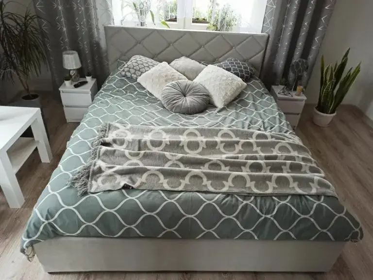 Jak ułożyć poduszki w sypialni, by stworzyć przytulną i stylową przestrzeń