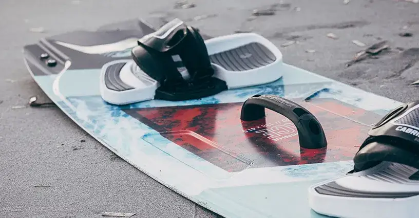 Jaka deska do kitesurfingu – wybierz idealną deskę dla siebie
