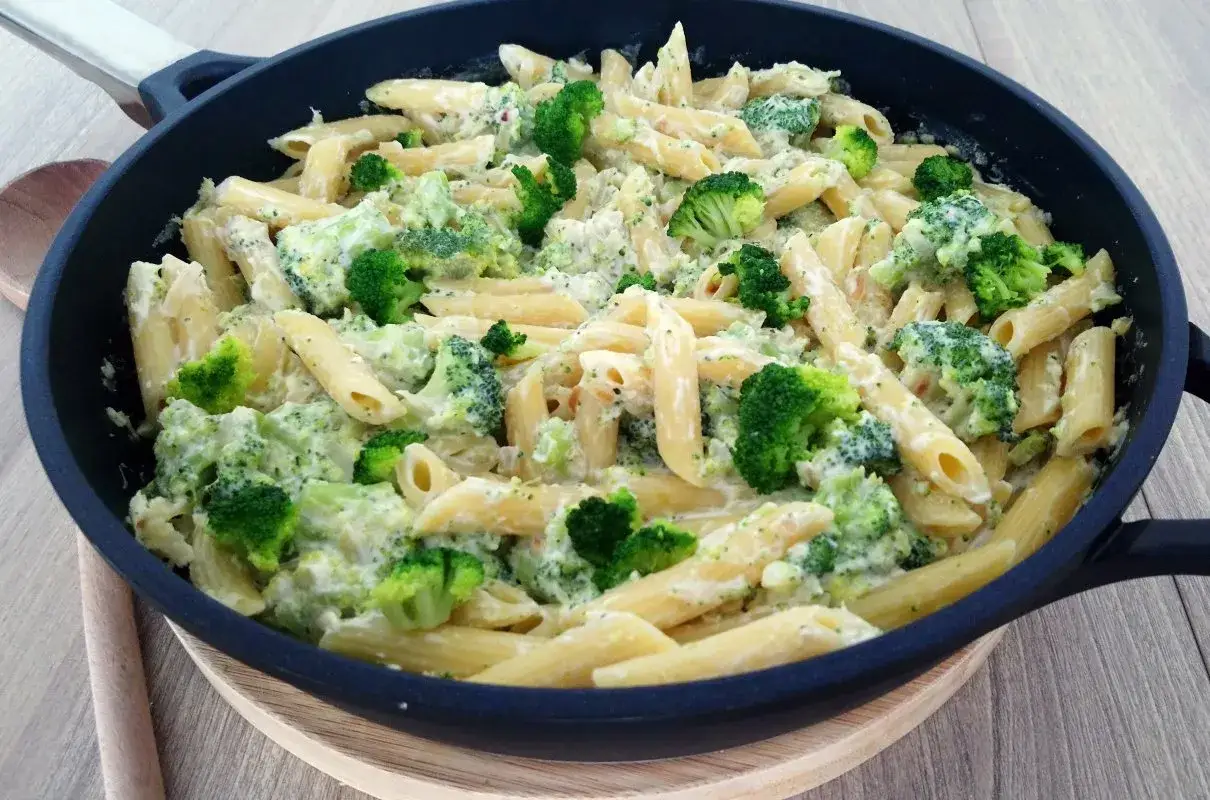 Szybki przepis na makaron penne z brokułami, który zachwyci smakiem