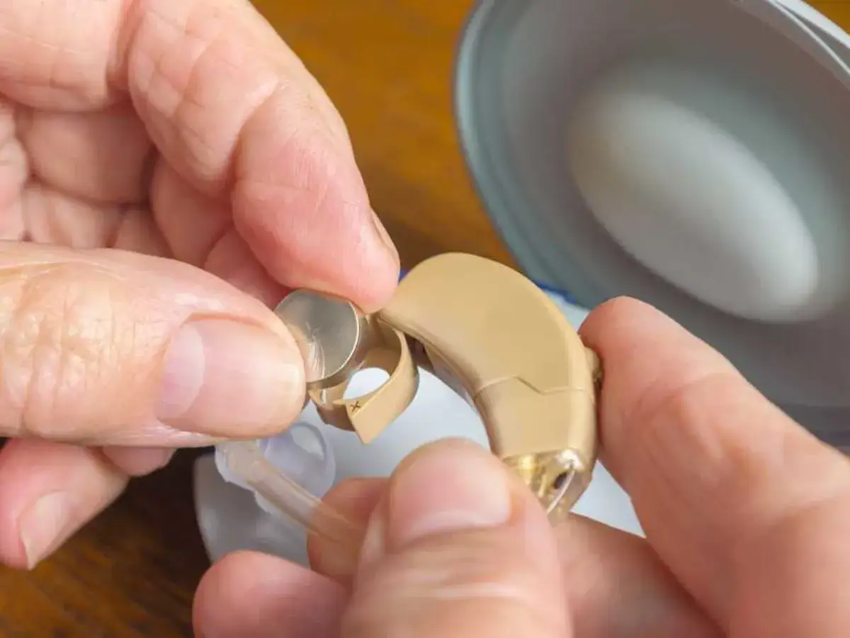 Baterie do aparatu słuchowego: Gdzie kupić, by oszczędzić i przedłużyć życie?