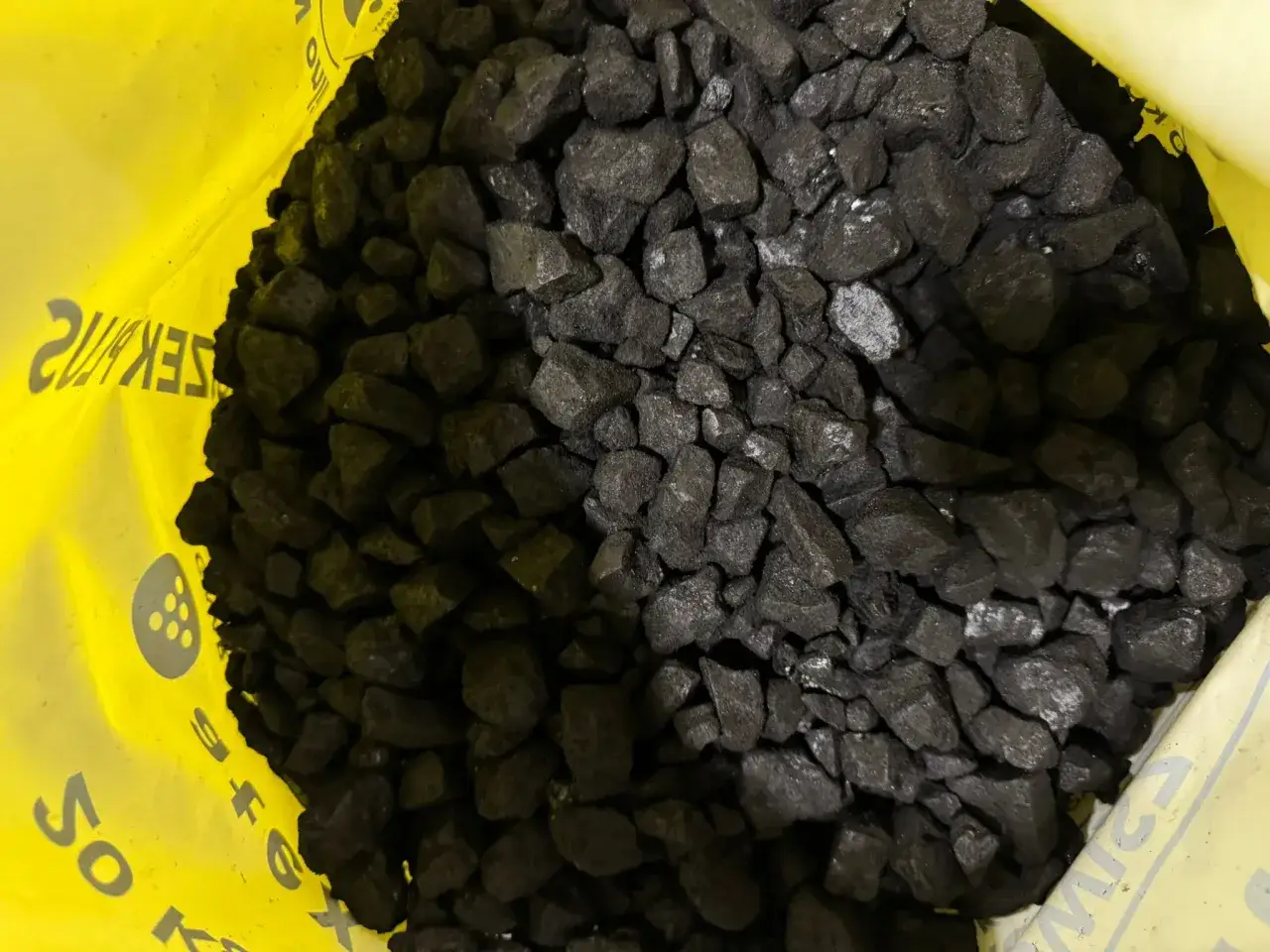 Worek z ekogroszkiem, który może być odpowiedzią na pytanie jak kupić ekogroszek z rosji. Węgiel jest czarny i gruby.