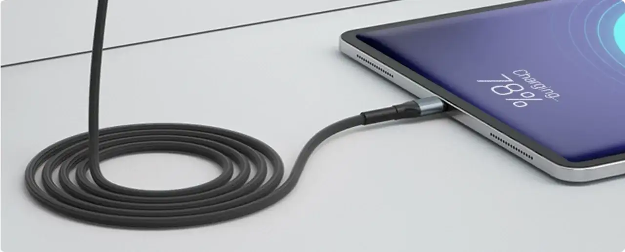 Kabel do ładowania podłączony do tabletu, który ładuje się do 78%.