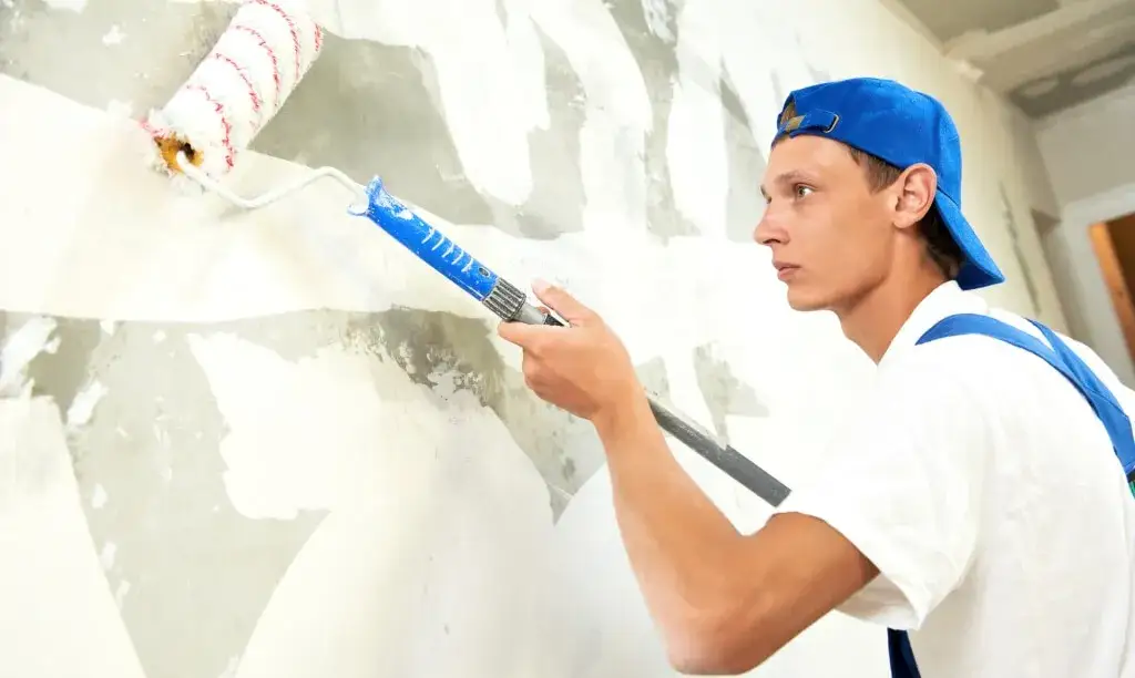 Czym gruntować przed malowaniem, aby uniknąć problemów z farbą?