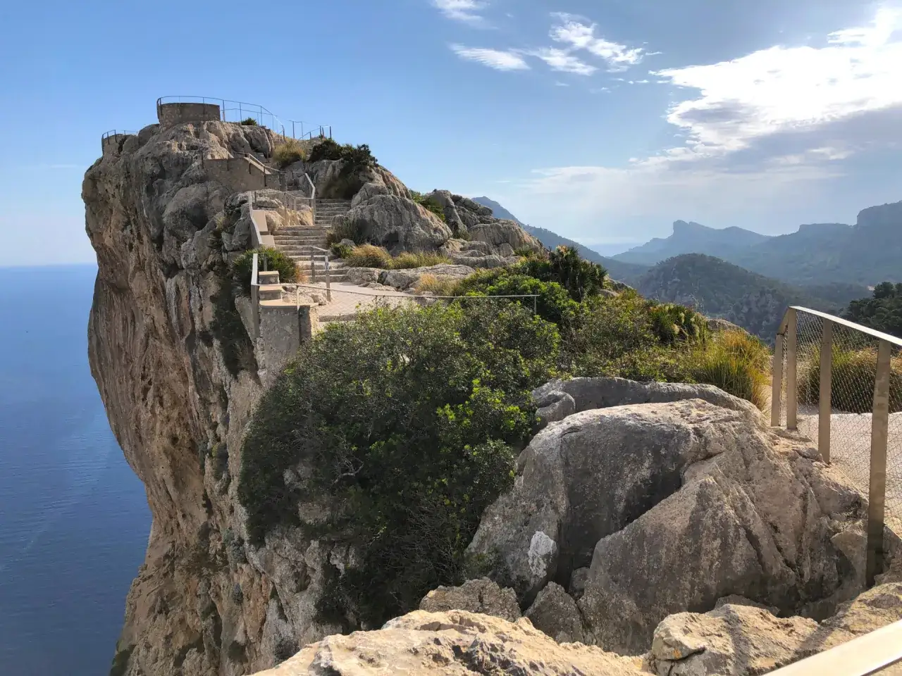 Majorka: Co zwiedzić? Odkryj wyspę jak prawdziwy podróżnik!