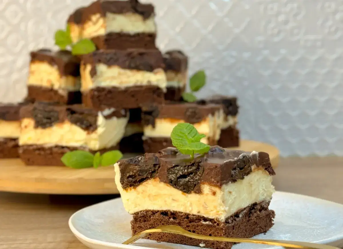 Pyszne ciasto "Pijana śliwka z nutellą" - warstwy czekoladowego ciasta, kremu, śliwek i polewy. Idealne na deser!